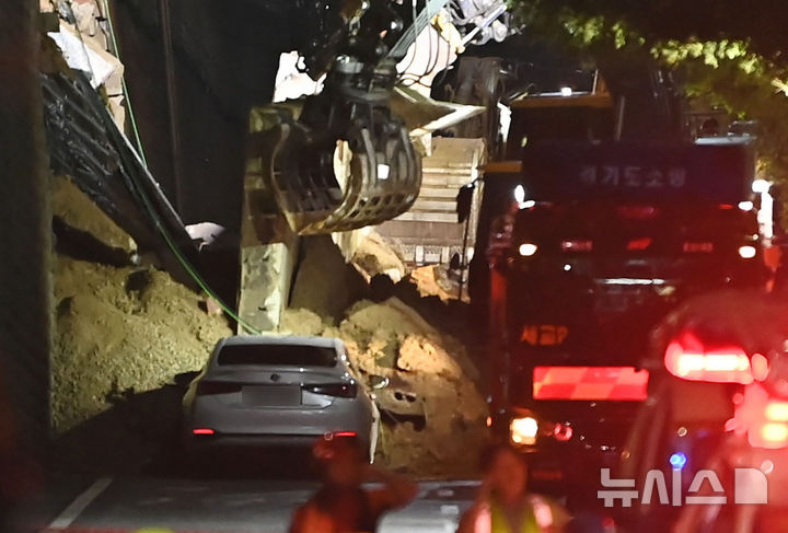 [오산=뉴시스] 김종택 기자 = 수도권 등 중부지역에 호우주의보가 발효된 16일 오후 경기 오산시 가장교차로 고가도로 옹벽이 무너져 소방관들이 매몰된 차량을 구조작업하고 있다. 2025.07.16. jtk@newsis.com