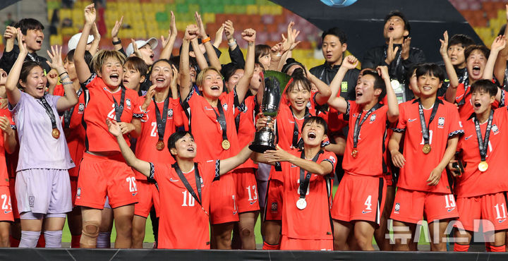[수원=뉴시스] 김선웅 기자 = 16일 경기 수원시 수원월드컵경기장에서 열린 2025 동아시아축구연맹(EAFF) E-1 챔피언십(동아시안컵) 여자부 시상식에서 우승국 대한민국 여자 축구대표팀 선수들이 트로피를 들고 기뻐하고 있다. 2025.07.16. mangusta@newsis.com