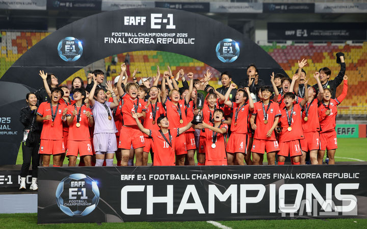 [수원=뉴시스] 김선웅 기자 = 16일 경기 수원시 수원월드컵경기장에서 열린 2025 동아시아축구연맹(EAFF) E-1 챔피언십(동아시안컵) 여자부 시상식에서 우승국 대한민국 여자 축구대표팀 선수들이 트로피를 들고 기뻐하고 있다. 2025.07.16. mangusta@newsis.com
