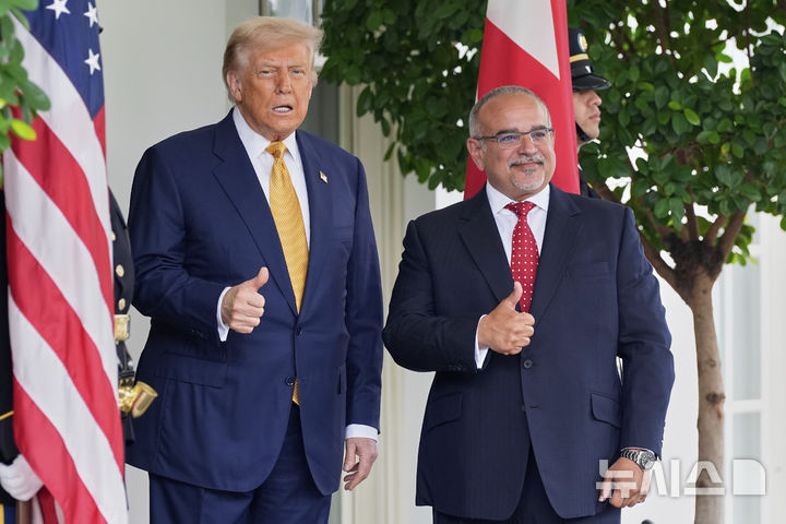 [워싱턴=AP/뉴시스] 도널드 트럼프 미국 대통령이 16일(현지 시간) 워싱턴DC 백악관에서 바레인 왕세자 살만 빈 하마드 알 칼리파 총리를 맞이하고 있다. 2025.07.16.ChatGPT에게 묻기