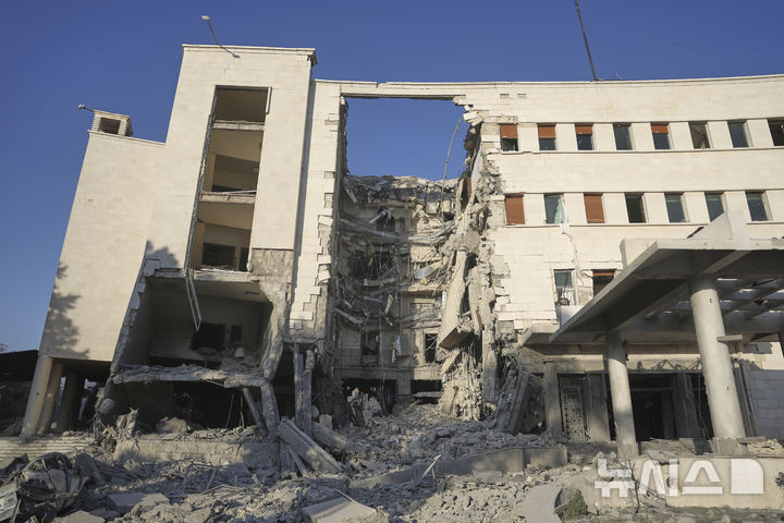 [다마스쿠스=AP/뉴시스] 미국과 프랑스, 시리아 3개국은 25일(현지 시간) 프랑스 파리 회담에서 시리아의 영토 보전과 안보 과제에 협력하기로 했다. 사진은 지난 16일 시리아 다마스쿠스의 국방부 건물이 이스라엘의 공습으로 심하게 파손된 모습. 2025.07.26.