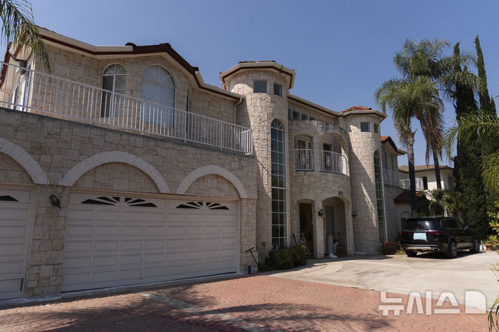 [로스앤젤레스=AP/뉴시스] 미국 캘리포니아 아케이디아에서 실비아 장과 구오준 쉬안 부부의 자택이 보이고 있다. 아케이디아 경찰에 따르면, 지난 5월 아동 학대 혐의가 제기된 후 이들 부부의 집에서 다수의 아동이 보호 기관으로 이송됐다. 2025.07.17.