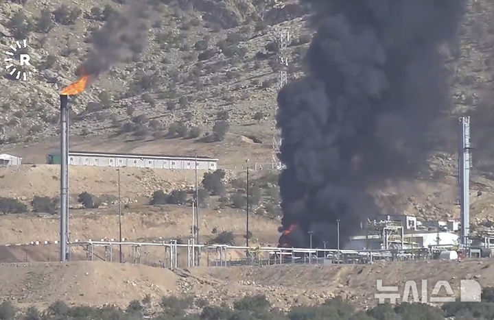 [자호=AP/뉴시스] 16일(현지 시간) 이라크 쿠르디스탄 자치구 자호의 한 유전이 드론 공격을 받아 검은 연기가 피어오르고 있다. 유전 운영사인 HKN 에너지는 지난 15일 드론 공격으로 보이는 폭발이 발생했으며 이로 인해 하루 평균 3만3000~3만7000배럴의 원유 생산이 중단됐다고 밝혔다. 이는 이라크 전체 산유량의 약 1%에 달한다. 2025.07.17.