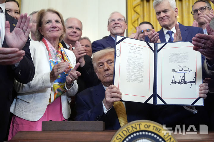 [워싱턴=AP/뉴시스] 도널드 트럼프 미국 대통령이 16일(현지 시간) 워싱턴 백악관에서 열린 서명식에서 '펜타닐의 치명적인 밀매를 모두 중단하라' 법안에 서명하고 있다. 2025.07.16