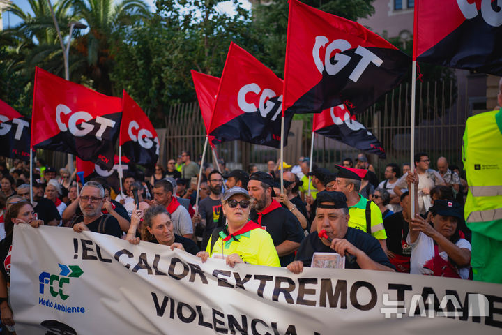 [바르셀로나=AP/뉴시스] 지난달 16일 스페인 바르셀로나에서 환경 미화원들과 시위대가 폭염 속 근무하던 환경 미화원의 사망에 항의하며 행진하고 있다. 몬트세 아길라르(51)라는 미화원은 6월 30일 35도가 넘는 폭염 속에서 청소 작업을 마치고 귀가한 후 숨졌으며 사망 전 지인들에게 고통을 호소한 것으로 알려졌다. 사건 이후, 노동조합과 유가족은 고온이나 과도한 근무 조건으로 인한 열사병 가능성을 제기했고 시 당국은 조사에 착수했다. 2025.08.03.