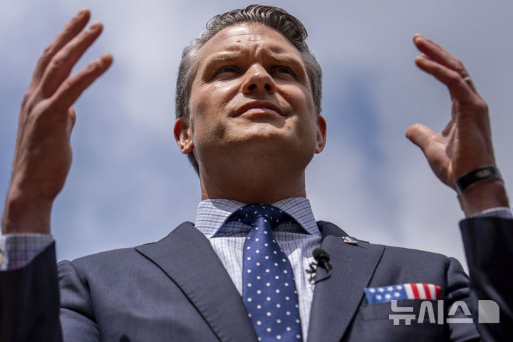 [워싱턴=AP/뉴시스] 피트 헤그세스 미국 국방장관이 지난 7월 16일(현지 시간) 워싱턴 국방부에서 열린 다영역 자율 시스템 전시 행사에 참석해 둘러보기 전 기자들에게 발언하고 있다. 2025.09.03.