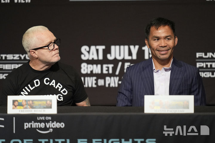 [라스베이거스=AP/뉴시스] 필리핀 복싱 영웅 매니 파퀴아오(46, 오른쪽)가 16일(현지 시간) 미 네바다주 라스베이거스에서 마리오 바리오스(30, 미국)와 타이틀전 기자회견을 하고 있다. 파퀴아오는 19일 라스베이거스에서 세계복싱평의회(WBC) 웰터급 챔피언인 마리오 바리오스(30, 미국)를 상대로 복귀전을 치른다. 왼쪽은 파퀴아오 트레이너. 2025.07.16.