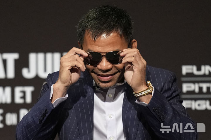 [라스베이거스=AP/뉴시스] 필리핀 복싱 영웅 매니 파퀴아오(46)가 16일(현지 시간) 미 네바다주 라스베이거스에서 마리오 바리오스(30, 미국)와 타이틀전 기자회견을 하고 있다. 파퀴아오는 19일 라스베이거스에서 세계복싱평의회(WBC) 웰터급 챔피언인 마리오 바리오스(30, 미국)를 상대로 복귀전을 치른다. 2025.07.16.