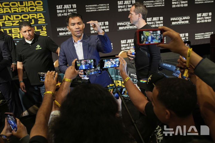 [라스베이거스=AP/뉴시스] 필리핀 복싱 영웅 매니 파퀴아오(46)가 16일(현지 시간) 미 네바다주 라스베이거스에서 마리오 바리오스(30, 미국)와 타이틀전 기자회견을 하고 있다. 파퀴아오는 19일 라스베이거스에서 세계복싱평의회(WBC) 웰터급 챔피언인 마리오 바리오스(30, 미국)를 상대로 복귀전을 치른다. 2025.07.16.