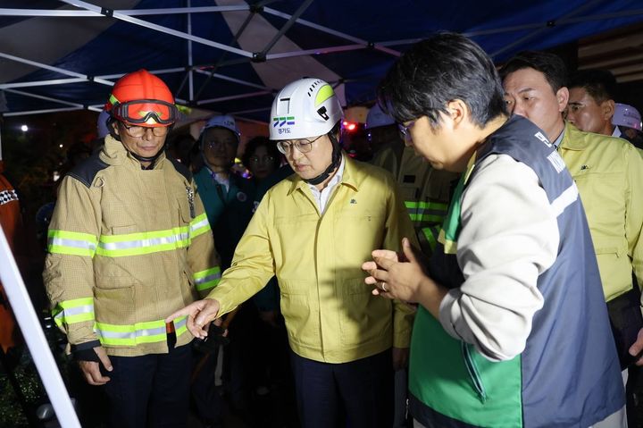 [수원=뉴시스] 김동연 경기도지사가 16일 오산시 가장동 가장교차로 인근 옹벽 붕괴 사고 현장을 찾아 상황을 보고받고 있다. (사진=경기도 제공) 2025.07.16. photo@newsis.com *재판매 및 DB 금지