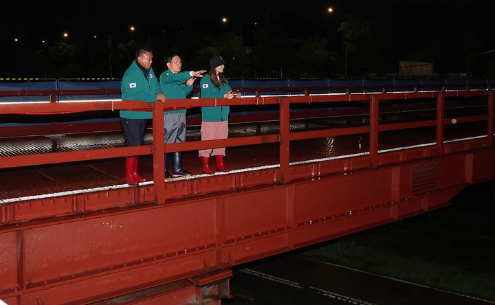 [광명=뉴시스] 이지석 광명시의회 의장(사진 가운데)과 이재한 의원(사진 왼쪽 첫 번째), 정지혜 의원이 16일 목감천 다리 건설현장에서 현장을 살피고 있다.(사진=광명시의회 제공)2025.07.17.photo@newsis.com *재판매 및 DB 금지