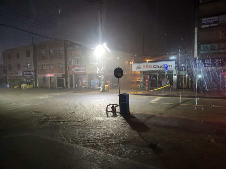 [태안=뉴시스] 17일 오전 호우경보가 내려진 충남 태안군 태안읍내 도로가 침수돼 물에 잠겨 있다. (사진=독자 제공) 2025.07.17. photo@newsis.com *재판매 및 DB 금지