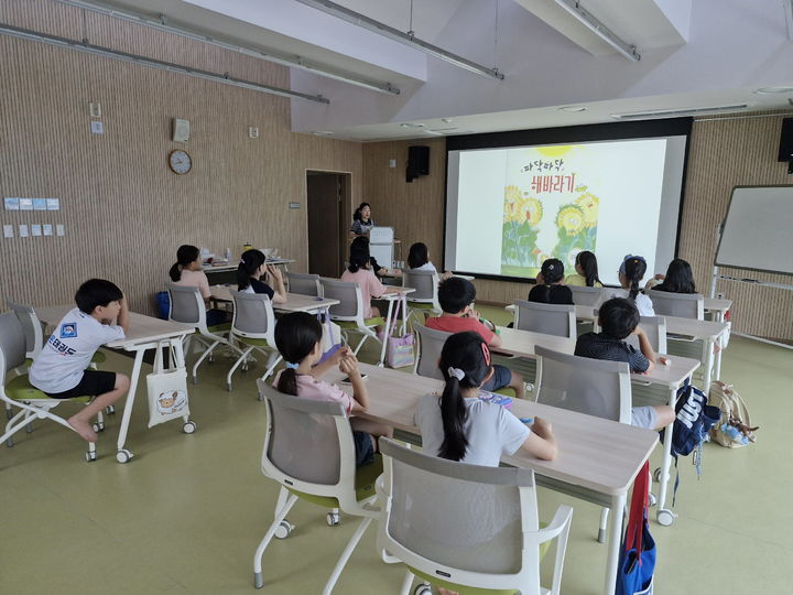 [진주=뉴시스]진주시립도서관, 여름 독서교실 참가자 모집.(사진=진주시 제공).2025.07.17.photo@newsis.com *재판매 및 DB 금지