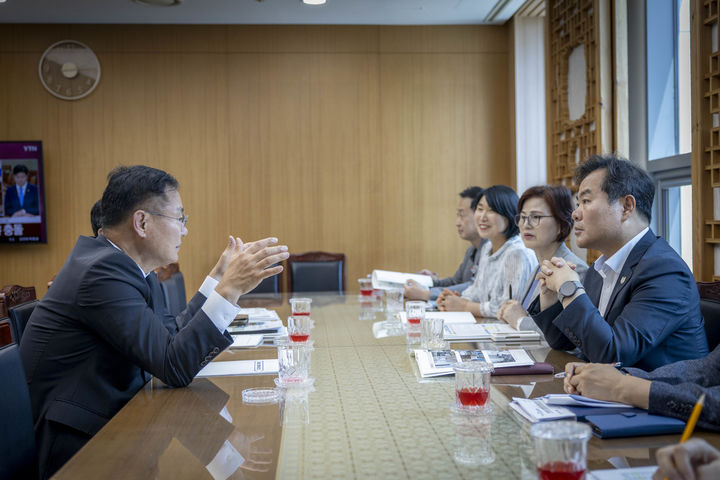 [칠곡=뉴시스] 김재욱(왼쪽) 군수가 주요 사업을 설명하고 있다. (사진=칠곡군 제공) 2025.07.17 photo@newsis.com *재판매 및 DB 금지