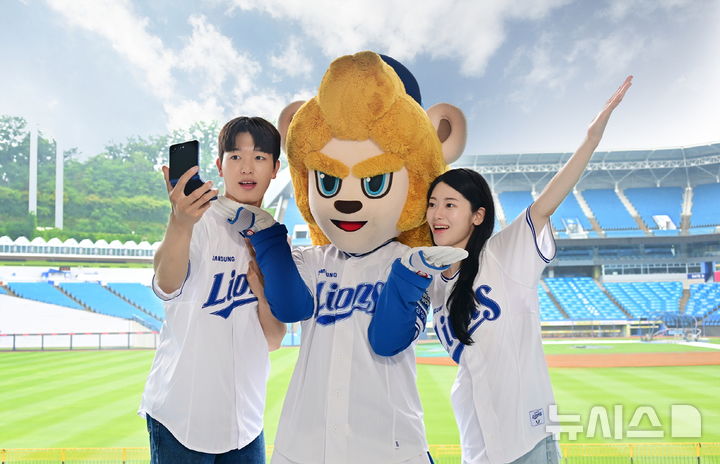 [서울=뉴시스]대구 삼성 라이온즈 파크에서 방문객들이 '갤럭시 Z 플립7'으로 삼성 라이온즈의 마스코트 '블레오'와 함께 '승요 셀피'를 촬영하는 모습. (사진=삼성전자 제공)