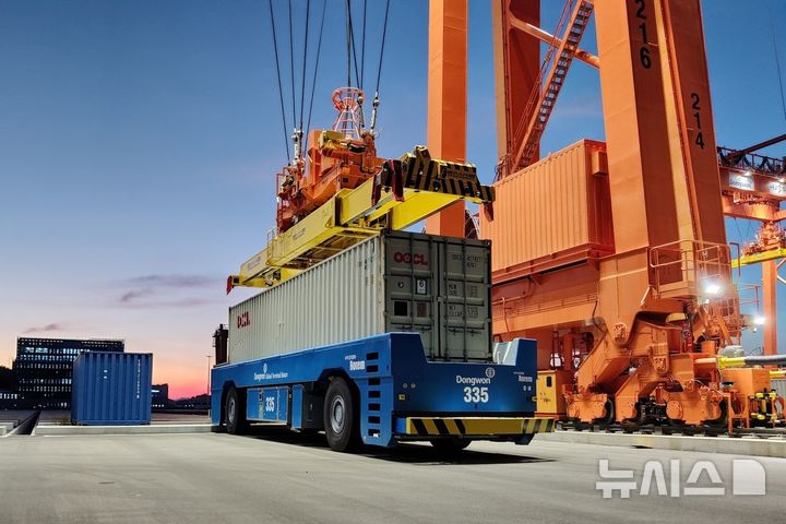 [창원=뉴시스]현대로템이 부산항신항 7부두에 공급한 스마트 항만에서 활용할 수 있는 AGV(무인운송차량).(사진=현대로템 제공) 2027.07.17. photo@newsis.com