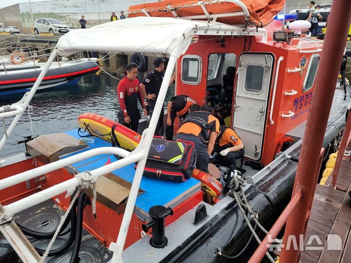 [제주=뉴시스] 17일 오전 제주 서귀포시 하효동 해상에서 실종 신고가 접수된 70대가 숨진 채 발견됐다. (사진=제주소방안전본부 제공) 2025.07.17. photo@newsis.com 
