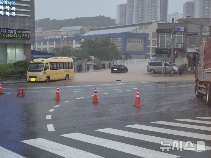 [당진=뉴시스] 김덕진 기자=17일 오전 충남 당진정보고등학교가 호우로 침수된 가운데 주변을 지나는 차량이 침수된 도로를 지나고 있다. (사진=당진시 제공) 2025.07.17. photo@newsis.com *재판매 및 DB 금지