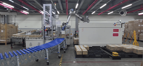 [서울=뉴시스] 인천GDC에서 이동형 로봇 팔레타이저가 박스를 파렛트에 쌓고 있다. (영상=CJ대한통운 제공) photo@newsis.com *재판매 및 DB 금지