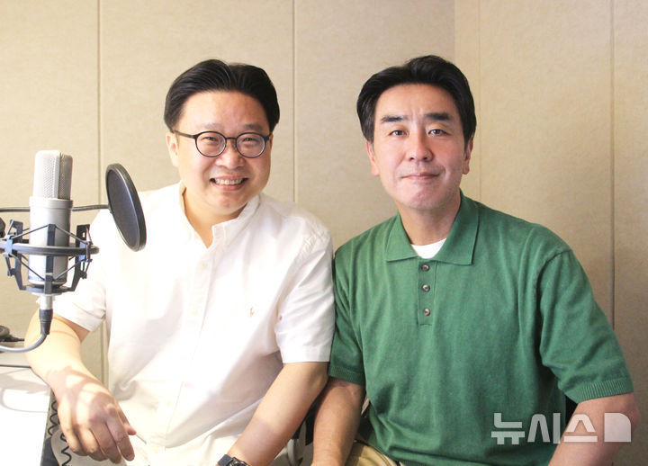 [서울=뉴시스]SK텔레콤, KT, LG유플러스 등 이동통신 3사는 광복 80주년을 맞아 서경덕 성신여대 교수와 함께 'V컬러링'의 2차 기부 캠페인을 8월 10일까지 진행한다고 17일 밝혔다. 사진은 V컬러링 기부 캠페인에 협업한 서경덕 교수(왼쪽)와 영상 내레이션에 참여한 류승룡 배우. (사진=통신 3사 제공) 