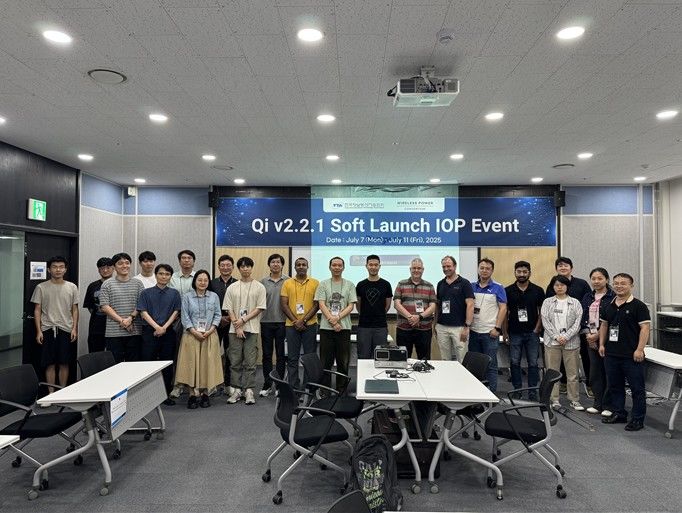 [서울=뉴시스] 한국정보통신기술협회(TTA)는 지난 7일부터 11일까지 경기 판교 소재 TTA 글로벌IoT시험인증센터에서 무선전력전송 국제표준단체 WPC와 공동으로 신규 표준 Qi v2.2.1 인증프로그램 론칭 행사를 개최했다고 17일 밝혔다. 사진은 행사 참가자들이 기념 촬영하는 모습. (사진=TTA 제공) 2025.07.17. photo@newsis.com *재판매 및 DB 금지