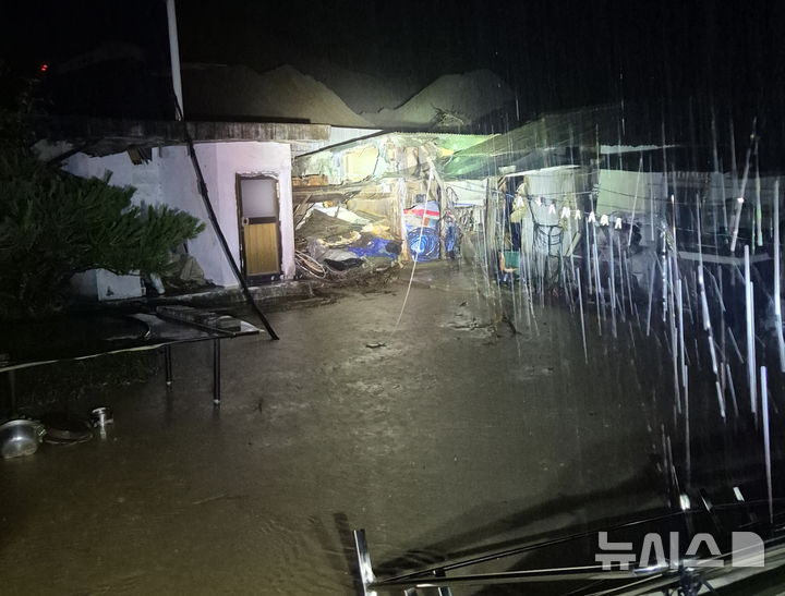 [증평=뉴시스] 17일 오전 2시58분께 충북 증평군 증평읍의 한 주택 마당이 폭우에 잠겼다. (사진=충북소방본부 제공) 2025.07.17. photo@newsis.com