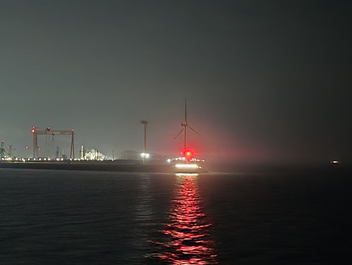 [군산=뉴시스] 군산항 남방파제등대 발광다이오드(LEDㅖ 라인조명 설치. (사진=군산해수청 제공) 2025.07.17. photo@newsis.com *재판매 및 DB 금지