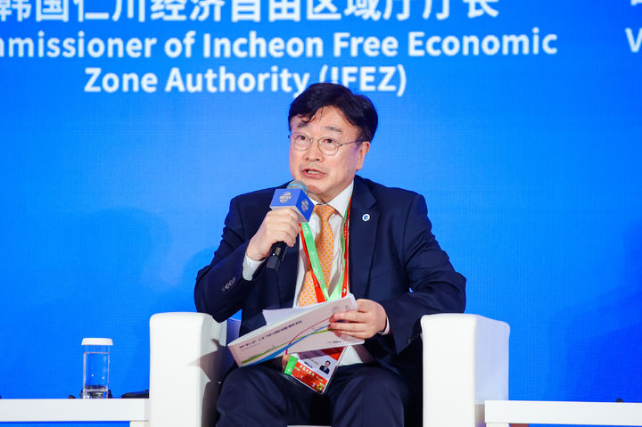[인천=뉴시스] 16일 윤원석 인천경제자유구역청장이 중국 베이징에서 열린 제3회 중국국제공급망촉진박람회에서 '안정적인 글로벌 공급망 협력 방안' 주제 토론회에서 발표를 하고 있다. (사진=인천경제청 제공) 2025.07.17. photo@newsis.com *재판매 및 DB 금지