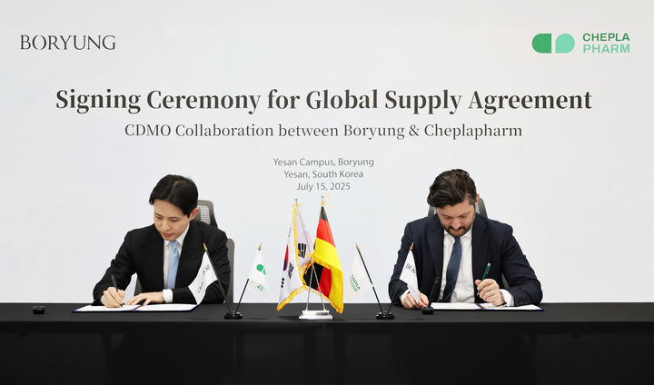 [서울=뉴시스] 보령 김성진 CSO(왼쪽)와 체플라팜 아르템 게보르키안 부사장(오른쪽)이 지난 15일 보령 예산캠퍼스에서 열린 계약 체결식에서 서명하고 있다. (사진=보령 제공) 2025.07.17. photo@newsis.com  *재판매 및 DB 금지