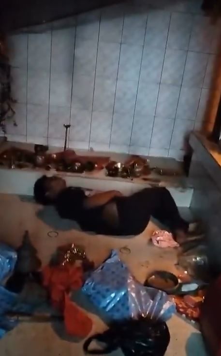 [뉴시스]인도에서 한 도둑이 금 장식품을 훔치려고 사원에 침입했다가 잠든 황당한 사건이 발생했다. 사진은 경찰이 찍은 도둑의 모습.(사진=프리프레스저널) *재판매 및 DB 금지