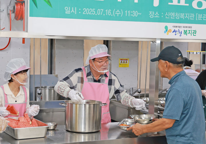 [산청=뉴시스] 이승화 산청군수 무료 배식 봉사 (사진=산청군 제공) 2025. 07. 17. photo@newsis.com&nbsp; *재판매 및 DB 금지