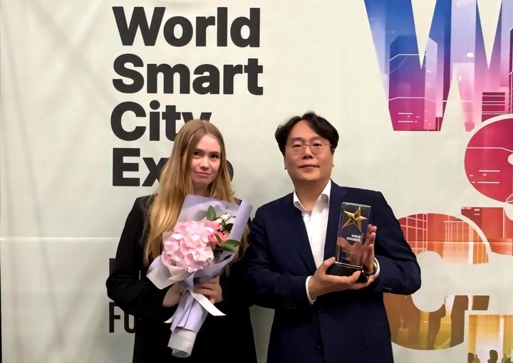 [서울=뉴시스] 디토닉이 지난 15일부터 부산 벡스코에서 진행 중인 '2025 월드 스마트시티 엑스포(WSCE)'에서 인공지능(AI)·데이터 어워드를 수상했다고 17일 밝혔다. 디토닉 전용주 대표(오른쪽)와 이노라 글로벌 비즈니스 리드가 기념 촬영을 하고 있는 모습 (사진=디토닉 제공) *재판매 및 DB 금지