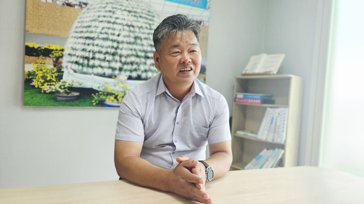 [창원=뉴시스] 강경국 기자 = 경남 창원시 농업기술센터 심춘석 축제화훼팀장. 2025.07.17. kgkang@newsis.com *재판매 및 DB 금지