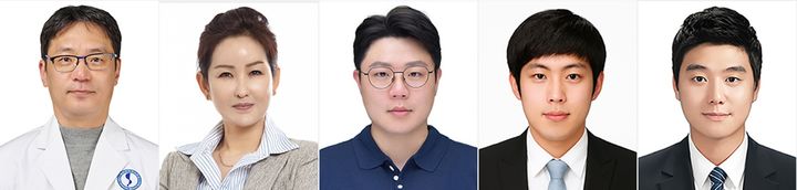 [수원=뉴시스] 아주대 우현구 교수팀이 혈액기반 신경퇴행성 질환 예측 AI 기술을 개발했다. 왼쪽부터 우현구 교수, 신현정 교수, 박성홍 박사후연구원, 김주현 연구원, 이동기 연구원. (사진=아주대의료원 제공) 2025.07.17. photo@newsis.com *재판매 및 DB 금지