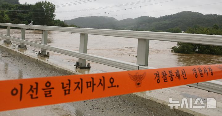 [청주=뉴시스] 서주영 기자 = 집중 호우가 내려진 17일 미호강 수위가 올라가면서 충북 청주시 환희교 지점에 홍수경보가 발효돼 출입이 통제되고 있다. 2025.07.17. juyeong@newsis.com