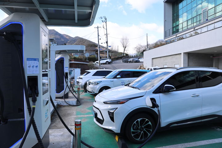 [산청=뉴시스] 산청군 전기차 충전 (사진=산청군 제공) 2025. 07. 17. photo@newsis.com&nbsp; *재판매 및 DB 금지