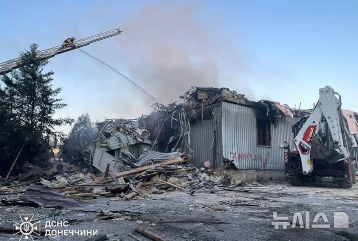 [서울=뉴시스] 러시아군이 16일(현지 시간) 도네츠크주의 한 쇼핑센터에 대형 폭탄을 투하해 최소 2명이 숨졌다고 우크라이나 당국이 밝혔다. (사진=우크라이나 내무부 텔레그램) 2025.07.17.