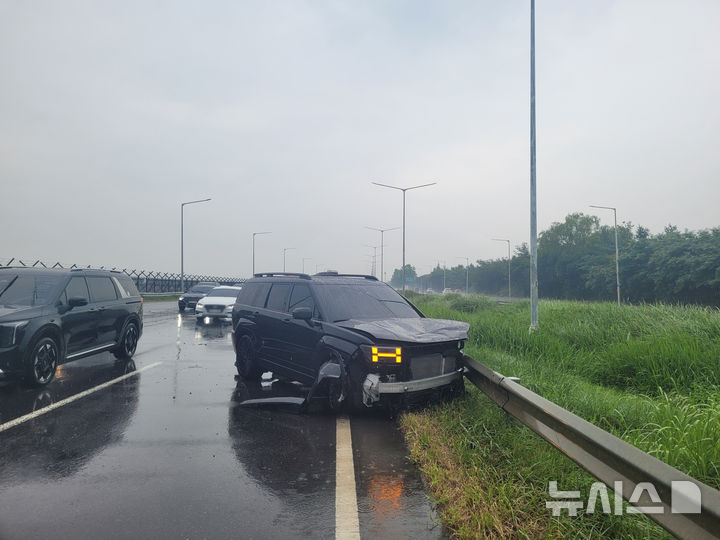 [파주=뉴시스] 파주 문발동 교통사고 현장. (사진=경기북부경찰청 제공) 2025.07.17 photo@newsis.com