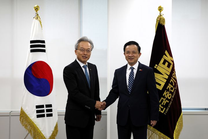 [서울=뉴시스]최진식(왼쪽) 한국중견기업연합회 장과 다이빙 주한중국대사.(사진=한국중견기업연합회 제공) 2025.07.17. photo@newsis.com *재판매 및 DB 금지