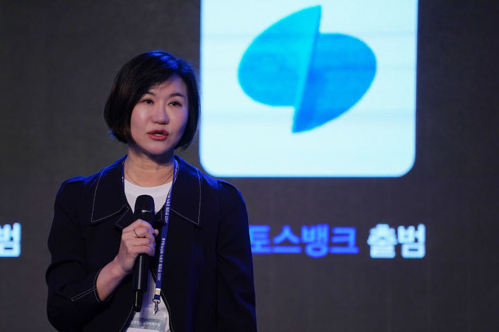 [제주=뉴시스]이은미 토스뱅크 대표가 17일 제주 롯데호텔에서 열린 '2025 한경협 CEO 제주하계포럼'에서 '디지털 뱅킹의 미래와 토스뱅크의 성공방정식'을 주제로 발표하고 있다. (사진 = 한국경제인협회) photo@newsis.com *재판매 및 DB 금지