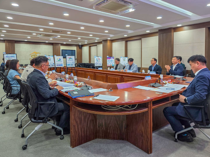 [창녕=뉴시스] 함안군과 창녕군이 경상남도민체육대회 상징물 최종 선정 회의를 하고 있다. (사진= 창녕군 제공) 2025.07.17. photo@newsis.com *재판매 및 DB 금지