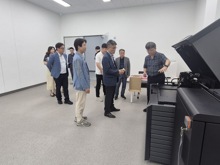 [창원=뉴시스] 강경국 기자 = 조성환 경남 창원시 미래전략산업국장이 16일 진해 공공임대형 지식산업센터 및 경남로봇랜드를 방문해 미래성장산업 추진 현황을 점검하고 있다. (사진=창원시청 제공). 2025.07.17. photo@newsis.com *재판매 및 DB 금지