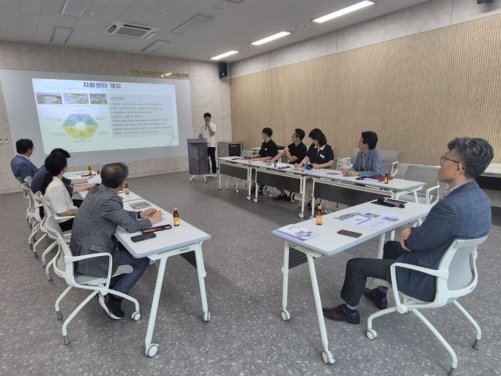 [창원=뉴시스] 강경국 기자 = 조성환 경남 창원시 미래전략산업국장이 16일 진해 공공임대형 지식산업센터 및 경남로봇랜드를 방문해 미래성장산업 추진 현황을 점검하고 있다. (사진=창원시청 제공). 2025.07.17. photo@newsis.com *재판매 및 DB 금지