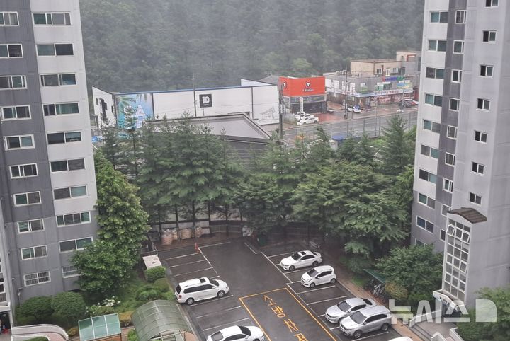 [창원=뉴시스]홍정명 기자=17일 오전 10시 현재 경남 창원시 마산회원구 내서읍 지역에 많은 비가 내리고 있다.2025.07.17. hjm@newsis.com