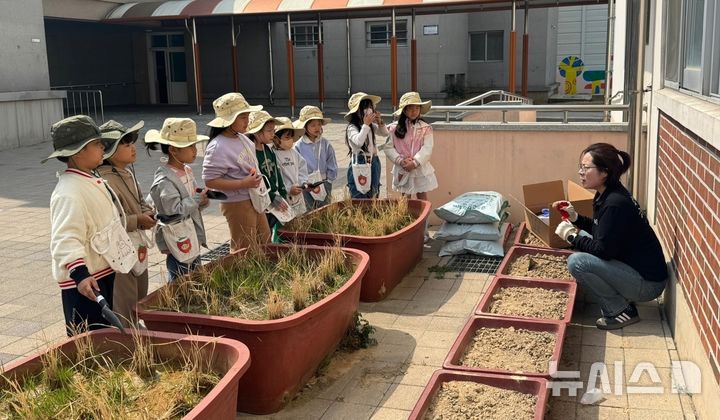 [전주=뉴시스]윤난슬 기자 = 전북교육청은 전북농업기술원과 협력해 늘봄학교 참여 학생을 대상으로 '농촌체험 프로그램'을 운영한다고 17일 밝혔다. (사진=전북교육청 제공) photo@newsis.com 