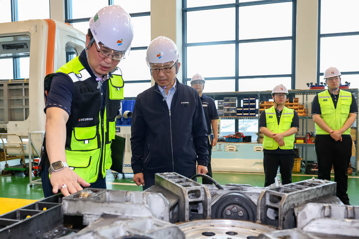 [인천=뉴시스] 16일 최정규(가운데) 인천교통공사 사장이 월미바다열차 현장점검을 하고 있다. (사진=인천교통공사 제공) 2025.07.17. photo@newsis.com *재판매 및 DB 금지