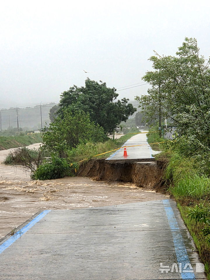 [괴산=뉴시스] 17일 충북 괴산군 사리면 사담리에서 폭우로 인해 소하천 제방이 유실됐다. 소방당국은 농로 소실로 양방향에서 출입을 통제하고 있다. (사진=충북소방본부 제공) 2025.07.17. photo@newsis.com