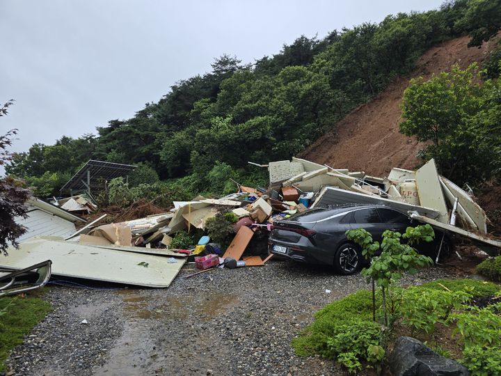 [청양=뉴시스] 충남 청양군 대치면 주정리의 한 민가가 17일 오전 산사태로 인해 무너진 모습. (사진= 청양군 제공) 2025.07.17. photo@newsis.com  *재판매 및 DB 금지
