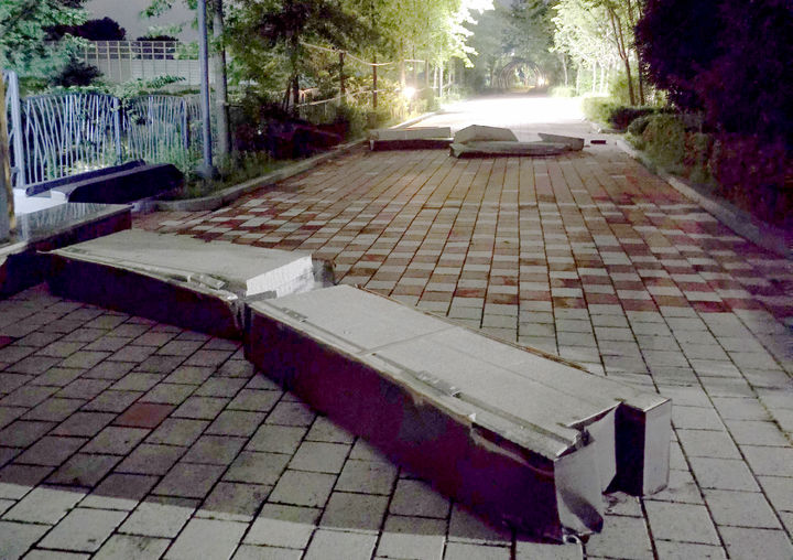 [나주=뉴시스] 16일 오후 전남 나주시에 위치한 16층 규모 A 아파트 옥상에 부착된 장식용 몰딩 일부가 탈락해 바닥으로 떨어진 상태다. (사진= 독자제공) 2025.07.17. photo@newsis.com *재판매 및 DB 금지