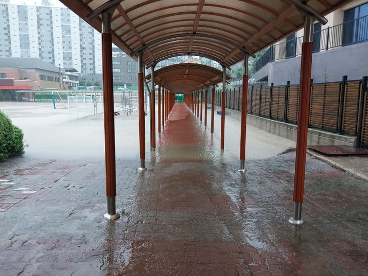 17일 청주 운천초등학교 운동장이 간밤에 내린 집중호우로 침수돼 있다. *재판매 및 DB 금지